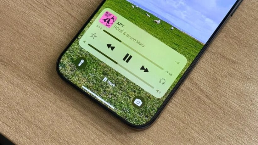 iOS 18.2 đưa thanh trượt âm lượng trở lại màn hình khóa iPhone - 1